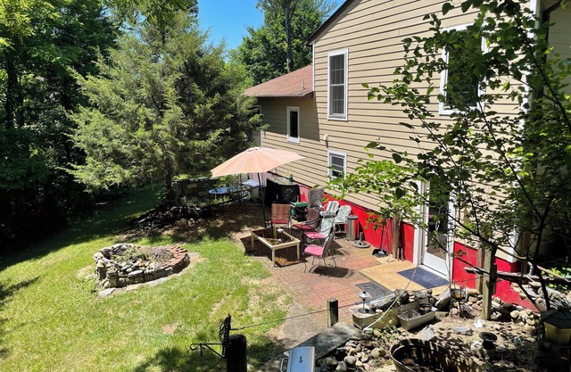 Charming, Private 3-bedroom house with WiFi, AC in Historic Sharpsburg