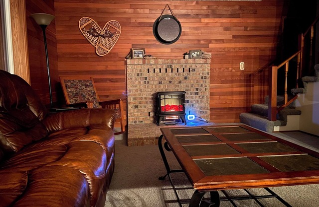 Charming private 3-bedroom cabin with WiFi, AC and Hot Tub in quaint Randle.