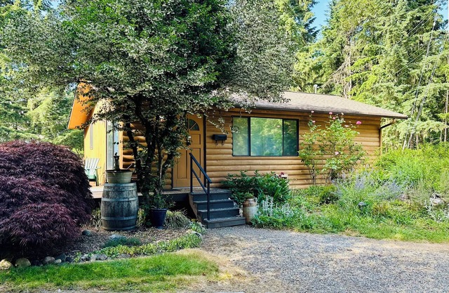 Charming Private Cabin Mini Farm Pets Welcomed Walk to The Lake, Trails & Town