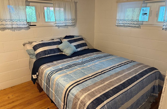Charming cottage in lovely Sanbornton with beach access to Lake Winnesquam.