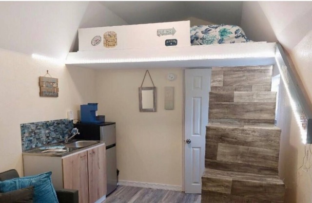 Charming Private Cottage close to the Beach!