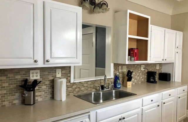 Charming, Private Patio, Minutes to Detroit River