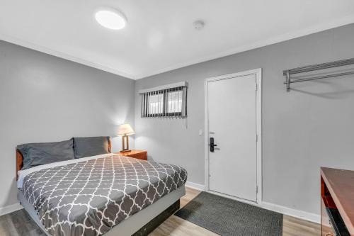 Charming Private Room in Browntown for 2 Detroit