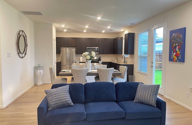 Charming private room with AC and WiFi in quiet peaceful neighborhood
