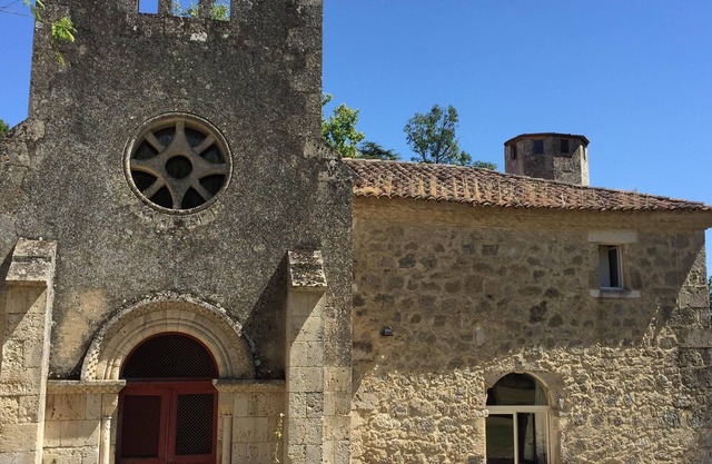 Eigenschaft als charmant mit seiner Kapelle und Turm