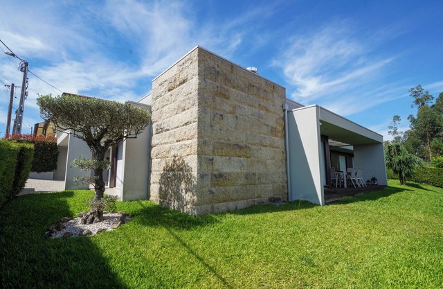 Charming 3-bedroom house with Barbecue area, AC and WiFi in Guimarães