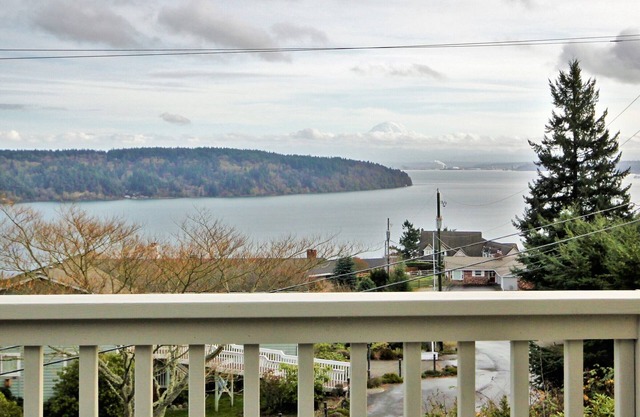 Puget Sound / Mount Rainier Ansicht Haus; 3BR 2. 5BA w / Privatstrand & Bootsanleger / Dock