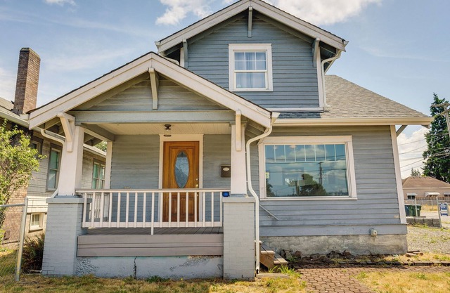 Charming Puyallup Home w/ Fireplace!