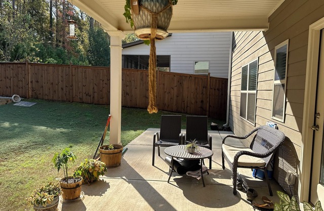 Charming queen bedroom suite with private & peaceful backyard near Atlanta