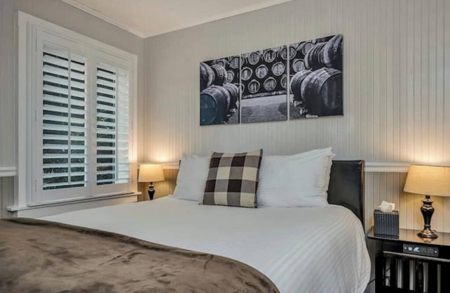 Charming Queen Room near Downtown Calistoga.