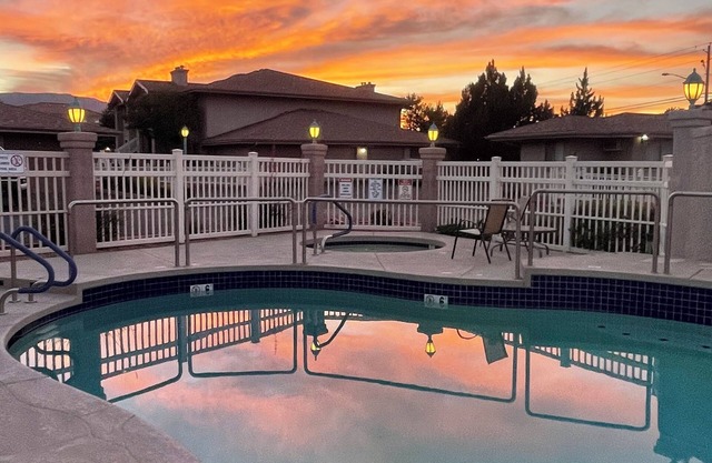 Charming & quiet 2-bedroom condo in gated community w pool, hot tub & gym!