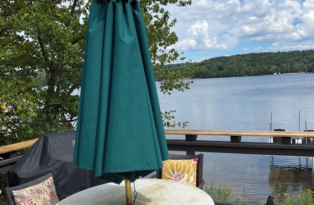 Charming quiet 2-bedroom Lake house in Monticello with WiFi and AC
