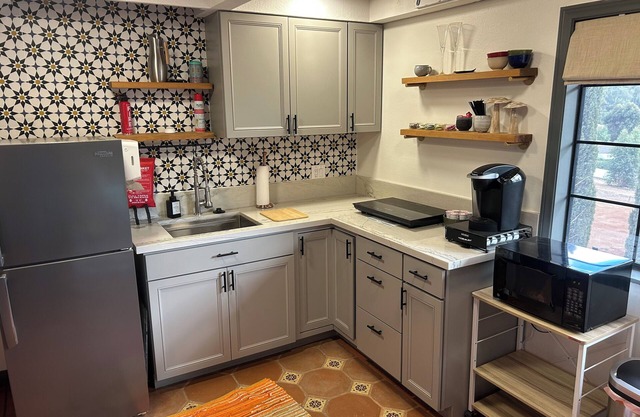 Charming, quiet cottage in brilliant Fallbrook with AC, WiFi, private, Smart TV.