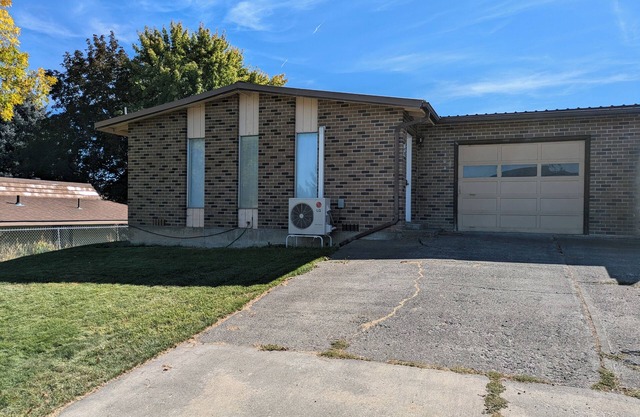 Charming,Quiet,spacious 3-bedroom duplex minutes to all the Events in Pendleton