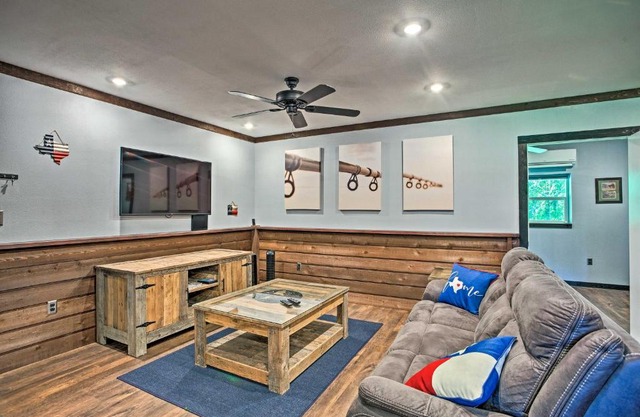 Charming Quitman Cabin Less Than 2 Miles to Lake Fork