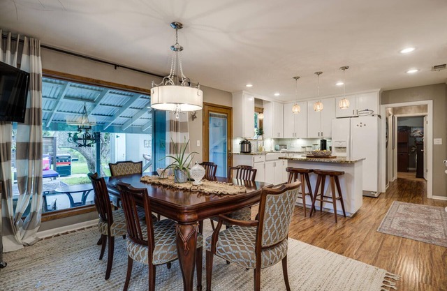 Charming ranch house near wedding venues,wineries, breweries, HEB, Austin Zoo