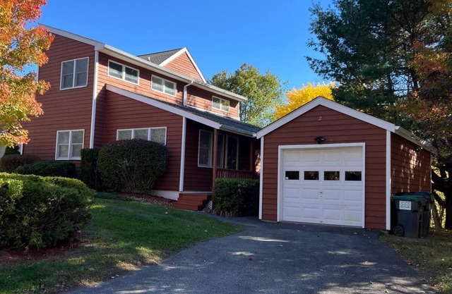 Charming Red townhome in Ellenville, NY, WiFi and AC