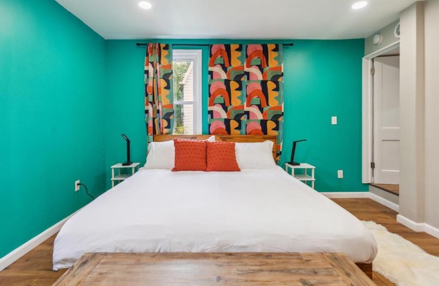 Charming Remodeled 3-BR Bungalow near Attractions