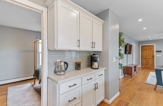 Charming Remodeled Apartment - Walk to Beach, Near Yale-UNH-VA