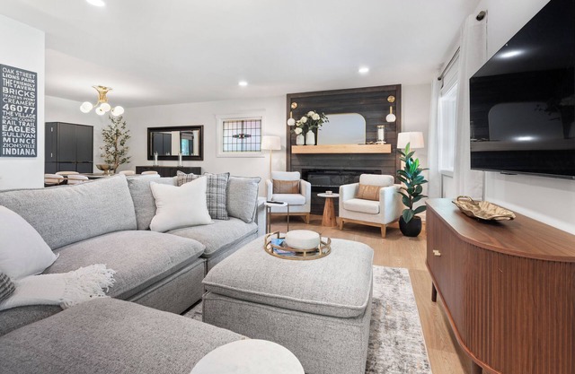 Charming renovated 2-bedroom home w/study- .5 miles to The Village of Zionsville