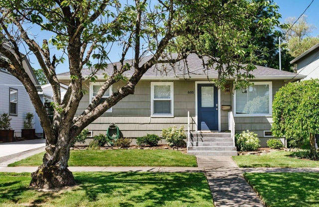 Charming Renovated Cottage, Perfect Location, Walk to Everything, Across From Park & Cultural Center