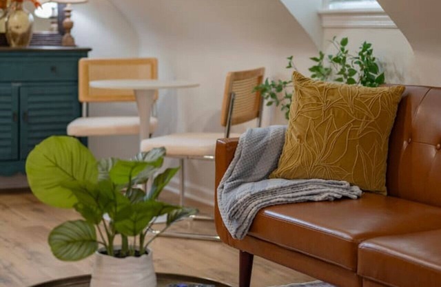 Charming Retreat: *Central* | Cozy 1-Bedroom!