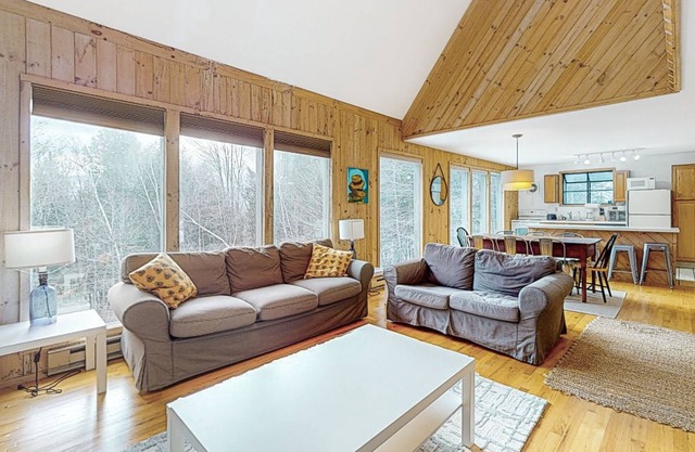 Charming retreat close to skiing with firepit, W/D, & fireplace - dog friendly