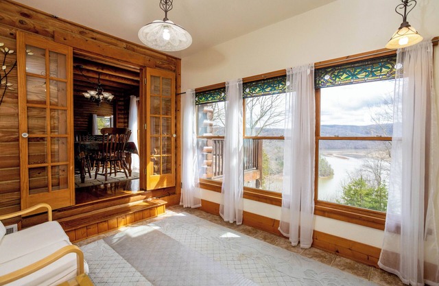 Charming retreat in Draper, VA. Perfect for relaxation amidst scenic beauty. Book your stay now!