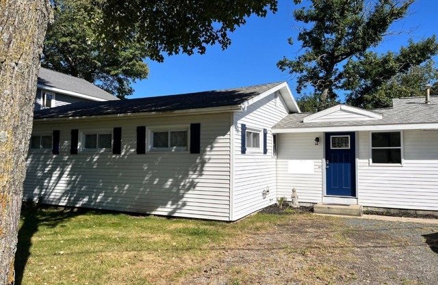 Charming Retreat on Bass Lake five minutes from Lake Michigan and Winery