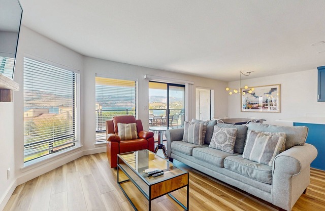 Charming Retreat W/ Short Walk to Lake, Shared Pool/Hot Tub, & Large Balcony