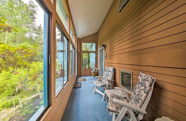 Charming Retreat w/ Deck ~ 4 Mi From Casco Bay!
