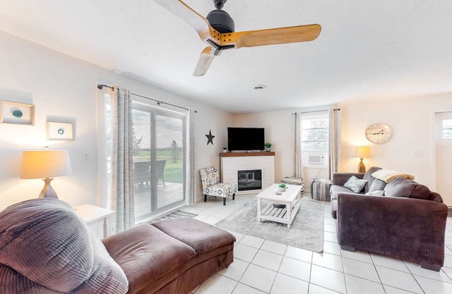 Charming retreat with private hot tub, fireplace, & furnished patio