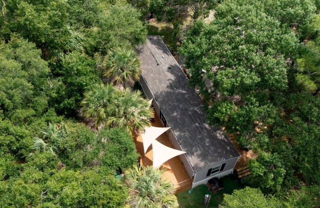 Charming retreat with fire pit, games, and space for up to 5 guests. Book today.