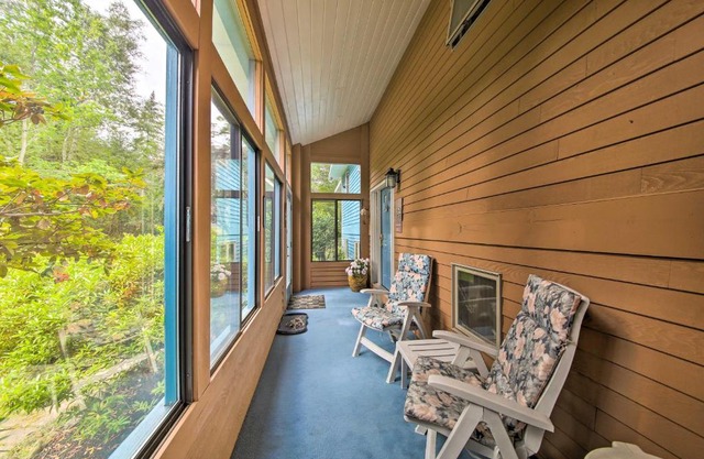 Charming Retreat with Deck about 4 Mi From Casco Bay!
