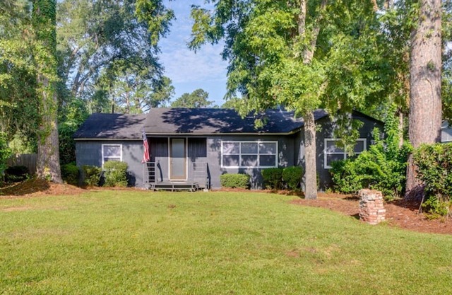Charming Retreat with a Fully Equipped Kitchen, Deck, and Easy Access to Parks