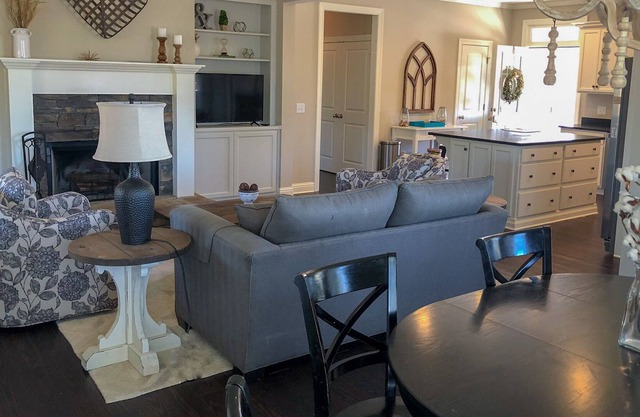 Charming Reynolds Landing Cottage adjacent to golf course & steps from the lake!