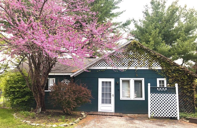 Charming Rhinebeck Cottage, 5 min. from town, King Bed!