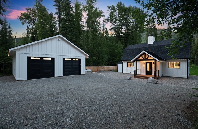 Charming River Cottage w/ AC, Deluxe HotTub,WiFi in Bonners Ferry on the Border!