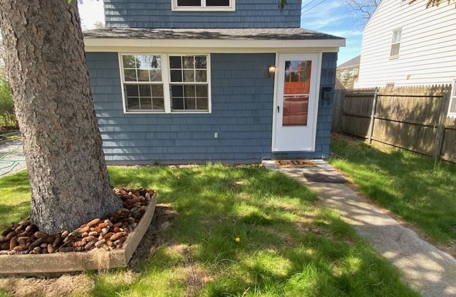Charming Riverhead home with large outdoor patio & backyard firepit