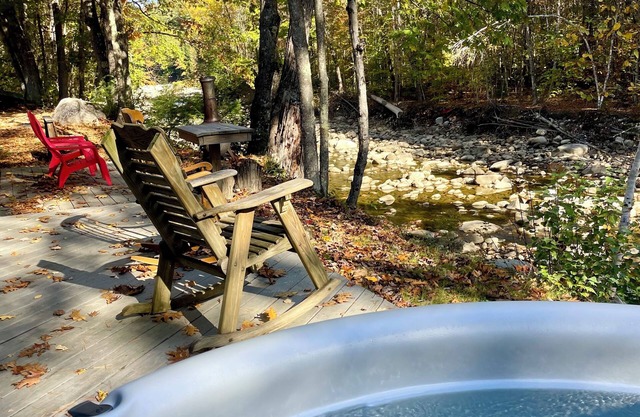 Charming riverside cabin in Jamaica, VT with hot tub