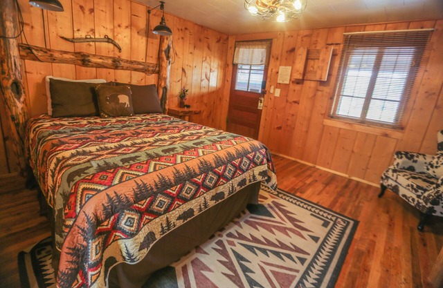 Charming Riverside Deluxe Queen Bed, Hot Tub, Pet-Friendly & Mountain View