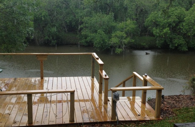 Charming Riverside Home w/ Deck and Fishing. 15 minutes to STP and Bechtel.