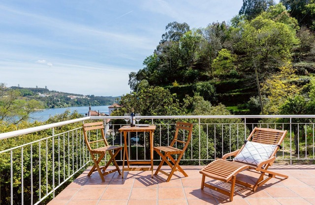 Erstaunliches Landhaus, am Flussufer von Douro, in der Nähe von Porto, W / Pool,