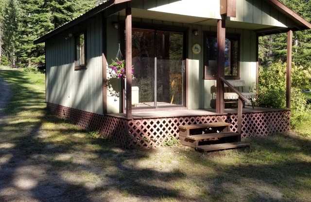 Charming Riverside Retreat - Cliff Cabin