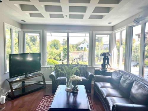 Charming Riverside Villa - Golf - Airport - UBC
