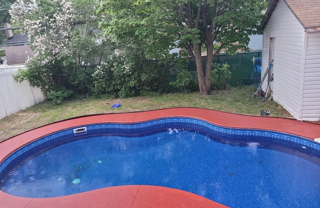 Charming bungalow with AC and WiFi in welcoming Blainville 1 Québec Bedroom.