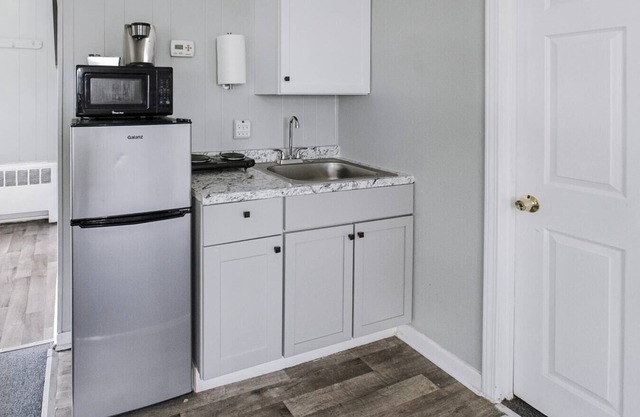 Charming Room w/ Private Bath & Wi-fi in Brownstown!