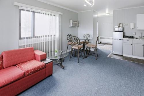 Charming Room w Private Bath Wi-Fi in Brownstown