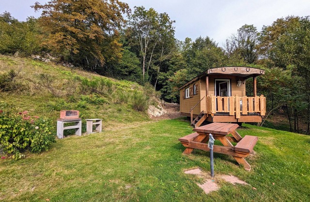 Originelle Übernachtung in einer romantischen Roulotte am Bach, mit Wellness-Optionen