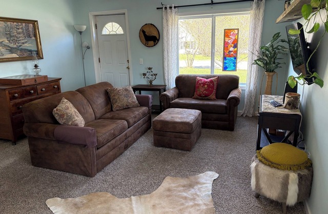 Charming Rural Naturalist Cottage, just blocks from Heartland Park & Downtown!